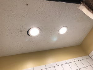 New lights over the bathtub (lights on)!